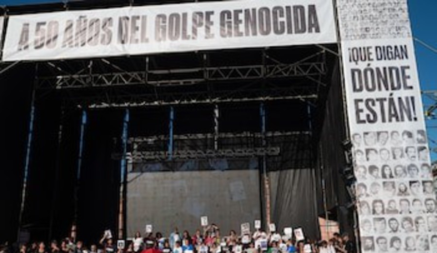 imagen de Miles de personas llenaron la Plaza de Mayo a 50 años del golpe militar: hubo críticas al Gobierno en el acto central
