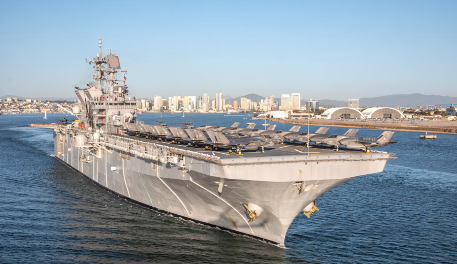 imagen de EEUU despliega un buque USS Tripoli con 3.500 marinos en medio de la guerra contra Irán