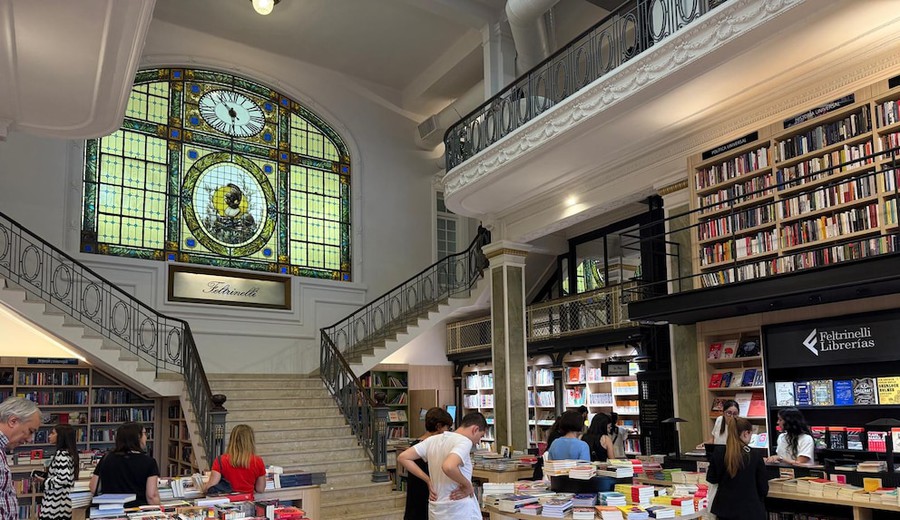 imagen de Librería Feltrinelli revitalizó un histórico local de Montevideo: qué libros lideran las ventas