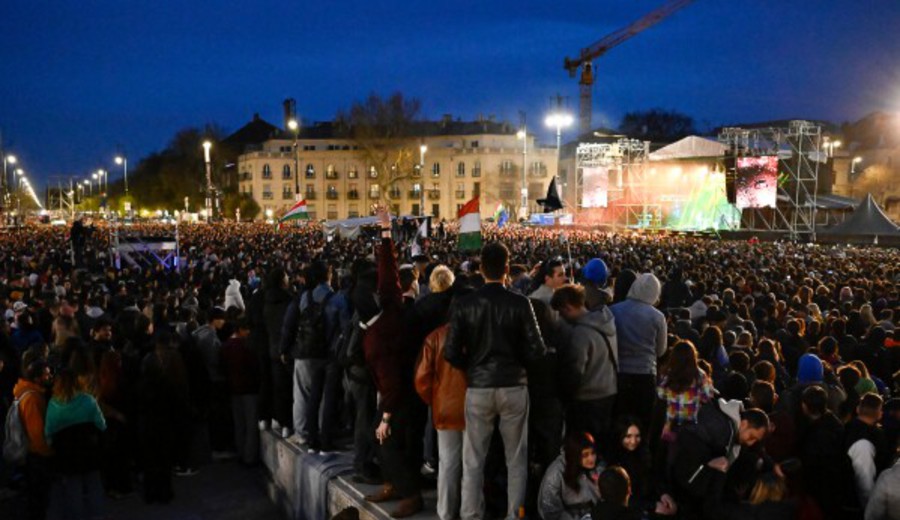 imagen de Budapest se volcó a la Plaza de los Héroes en la recta final de una elección que puede poner fin a la era Orbán