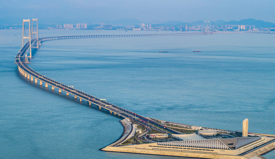 imagen de China construyó autopista de 24 km sobre el mar, con 2 puentes, túnel y museo por la que pasan casi 90 mil coches al día