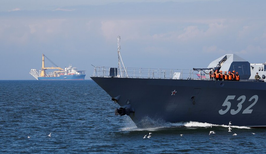 imagen de Europa endurece controles sobre la flota sombra rusa y Moscú eleva su protección naval