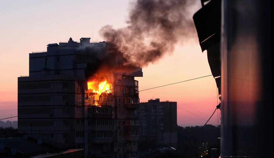imagen de Ataque masivo ruso sobre Kyiv deja muertos, decenas de heridos y nuevos daños en edificios