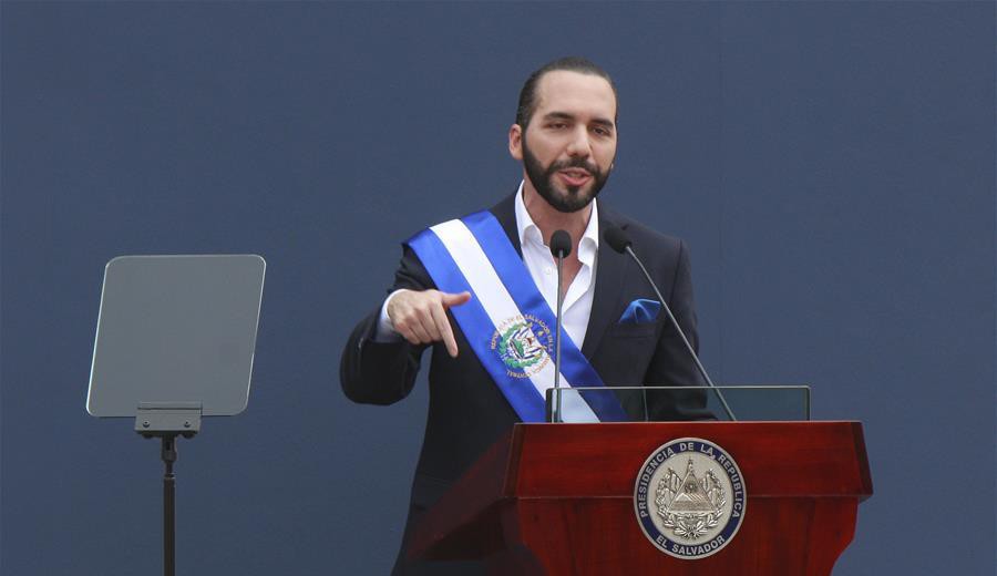 imagen de El Salvador: Bukele firma una reforma que permite prisión perpetua para menores a partir de los 12 años