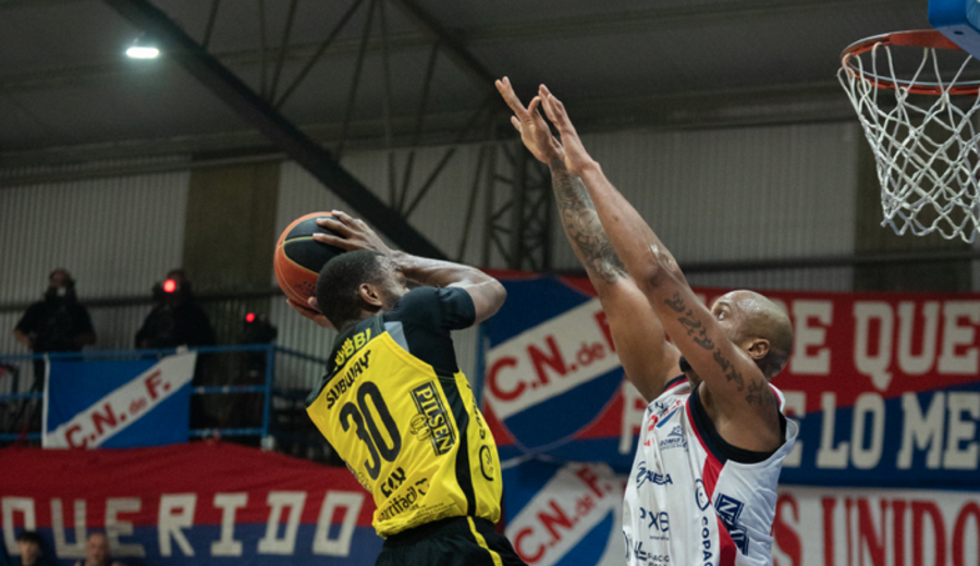 imagen de Peñarol derrotó 84-82 en su visita a Nacional y se acerca a ser el mejor de la fase regular