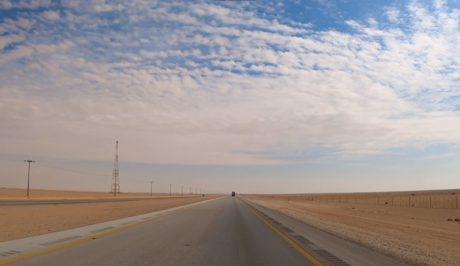 imagen de Highway 10 en Arabia Saudita, la carretera recta más larga del mundo: 240 km en pleno desierto y con tráfico de camiones
