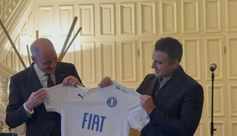 imagen de Bella Italia presentó su camiseta en la Giornata del Made in Italy y homenajeó al embajador Petri