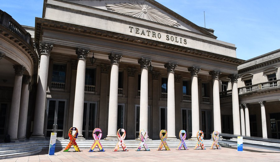 imagen de Pérez Scremini llevó a sus pacientes y familias a una visita guiada por el Teatro Solís