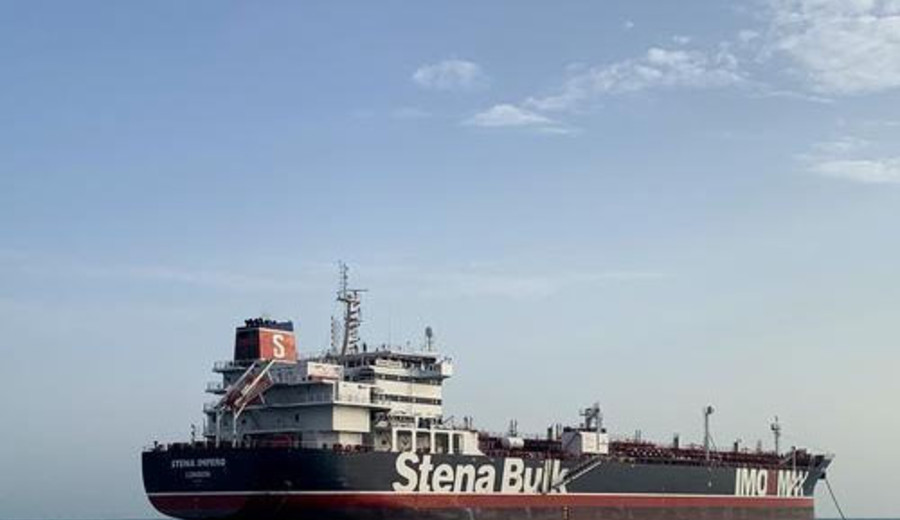 imagen de Petrolero es impactado por proyectiles desconocidos frente a la costa de EAU, cerca del estrecho de Ormuz