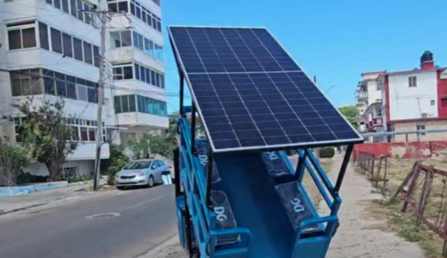 imagen de Cuba sin energía ni combustible: Un joven fabrica paneles solares para triciclos y ayuda a sostener el trabajo
