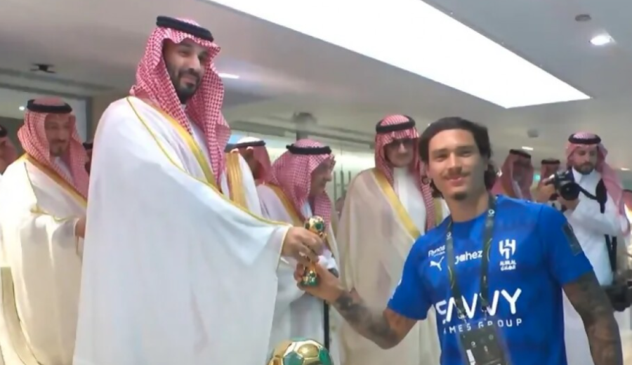 imagen de Darwin Núñez se coronó campeón en Arabia Saudita con Al Hilal: recibió el trofeo de manos del rey