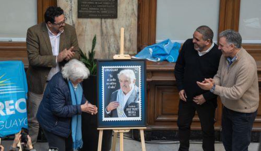 imagen de Se realizó el lanzamiento de sello conmemorativo en homenaje al expresidente Mujica