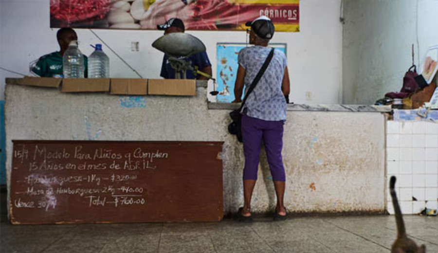 imagen de Miles de cubanos se vuelcan a la basura ante la escasez de alimentos: “Es a toda hora, todos los días”