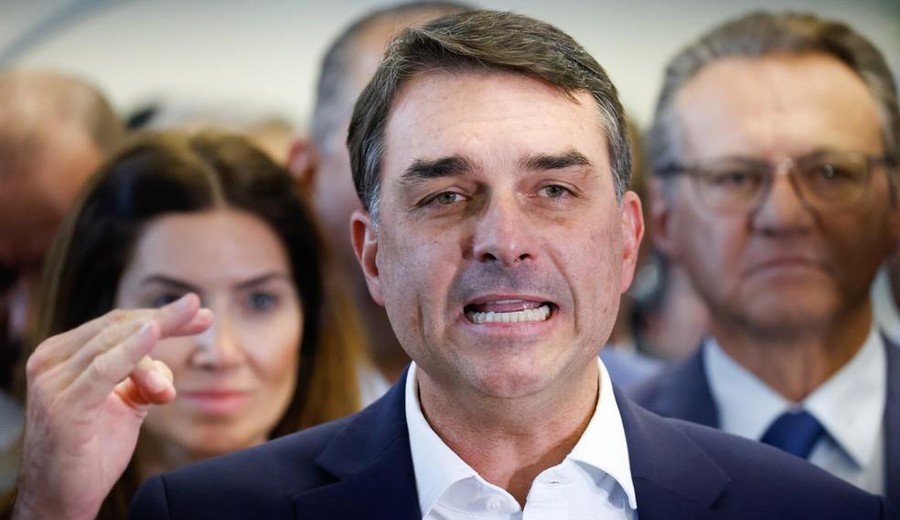 imagen de Brasil: Flávio Bolsonaro pidió a la Justicia retirar del aire un sondeo en el que pierde 6 puntos