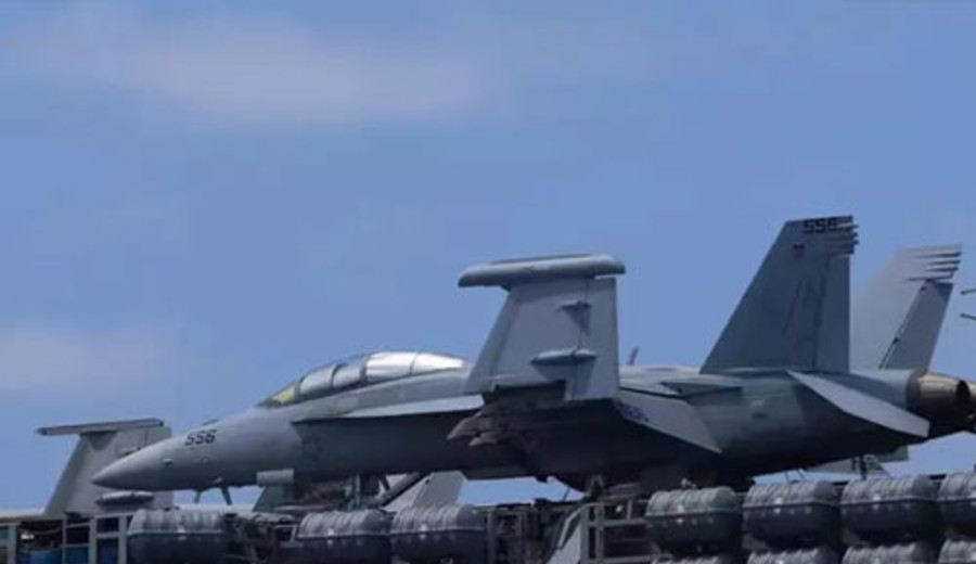 imagen de Donald Trump apunta a Cuba, el portaaviones Nimitz en el Caribe