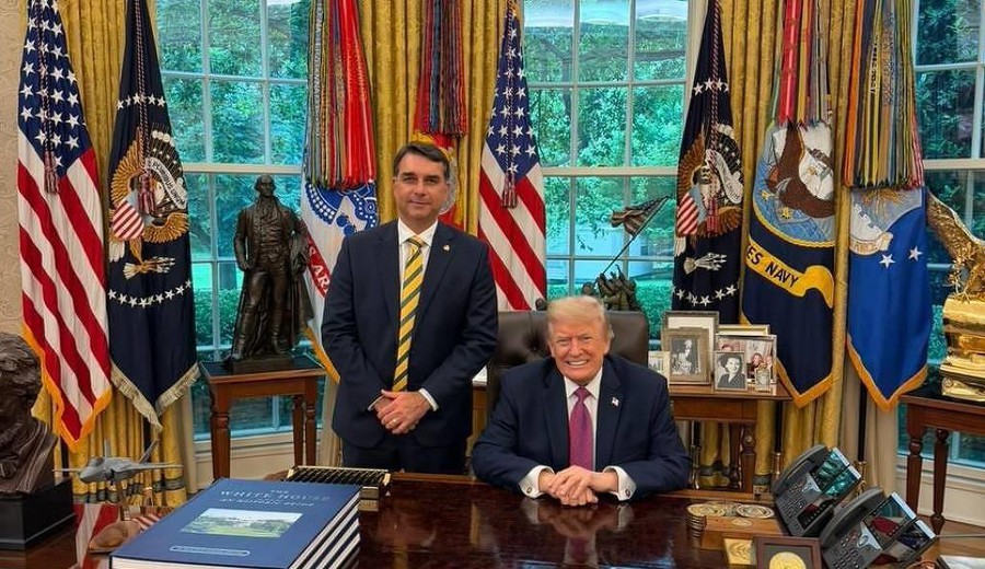 imagen de Trump recibe a Flávio Bolsonaro en el Despacho Oval en plena crisis de su candidatura
