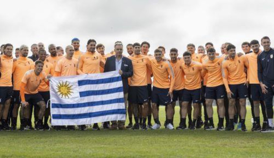 imagen de Presidente Orsi entregó el pabellón nacional a la selección uruguaya de fútbol