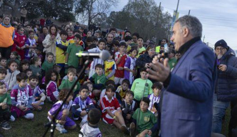 imagen de Orsi inauguró en José Pedro Varela primeras luminarias de canchas infantiles: niño payador lo sorprendió con un recitado