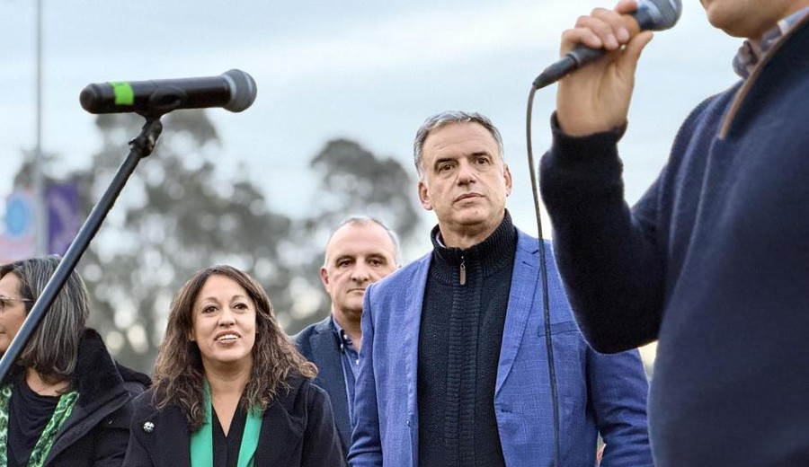imagen de Ministra de Industria y presidente Orsi inauguraron primeras luminarias en canchas infantiles