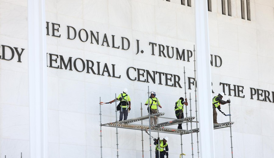 imagen de El Kennedy Center cumple con orden judicial de retirar el nombre de Donald Trump de su fachada
