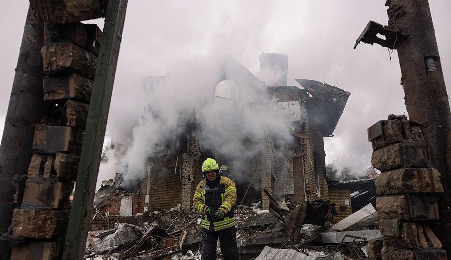 imagen de Ataque ruso deja muertos en Ucrania e incendia histórico monasterio de Kiev
