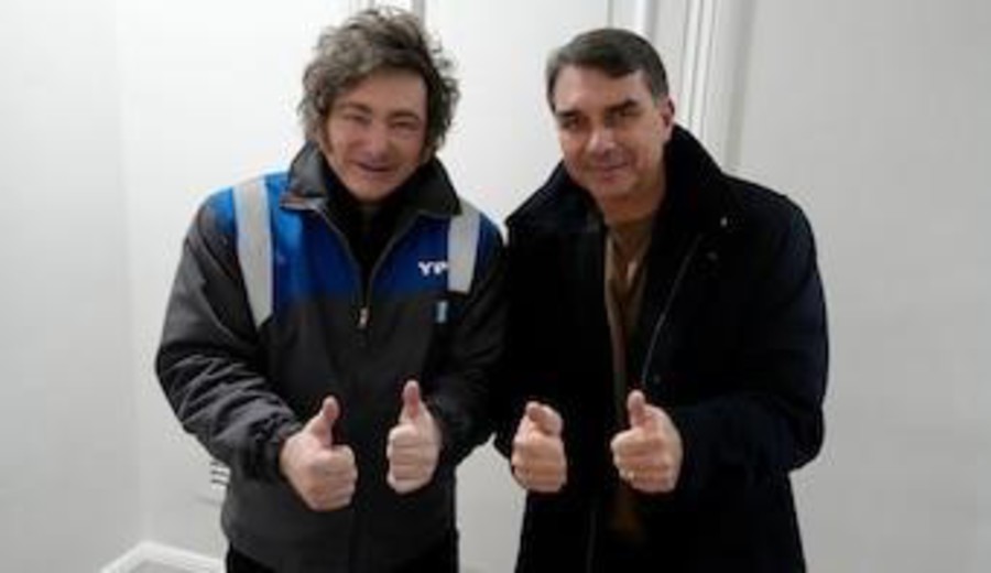imagen de Milei recibió a Flavio Bolsonaro en Olivos y canceló su participación en la Cumbre del Mercosur