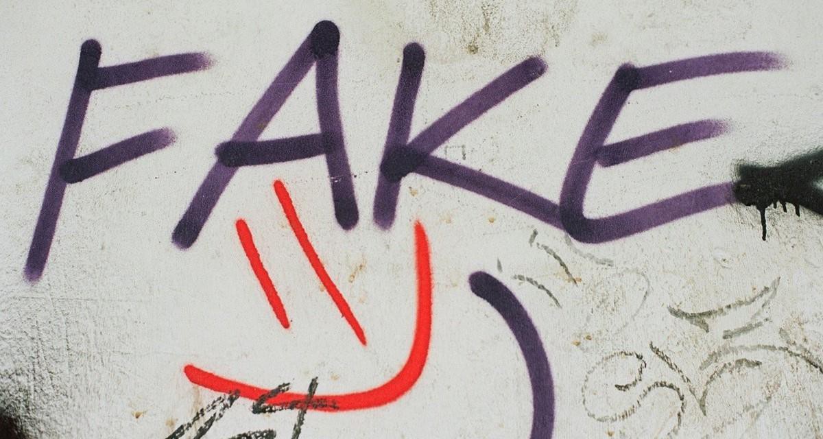 imagen de Hugging Face apenas frena los 'deepfakes' que desnudan a mujeres y menores, según una investigación