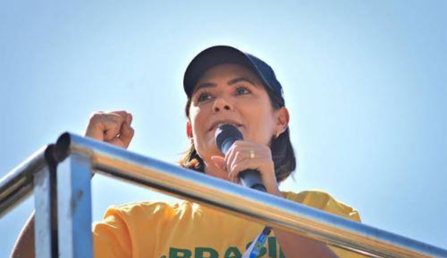 imagen de Michelle Bolsonaro descarta participar en la campaña del hijo del expresidente tras su enfrentamiento