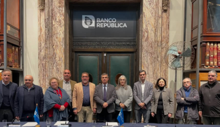 imagen de Autoridades del MTOP participaron en la firma de un convenio que impulsa la renovación del transporte turístico