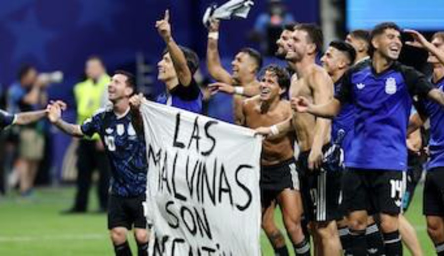 imagen de La bandera con un mensaje por Malvinas que mostraron los jugadores de Argentina tras el triunfo ante Inglaterra