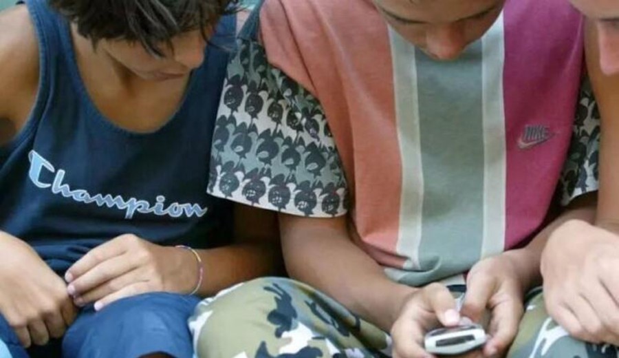 imagen de Francia prohíbe las redes sociales a menores de 15 años, el primer país en Europa