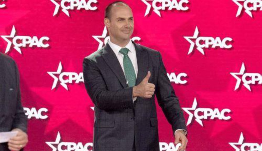 imagen de EE. UU. concede la residencia permanente al prófugo Eduardo Bolsonaro por sus "habilidades extraordinarias"