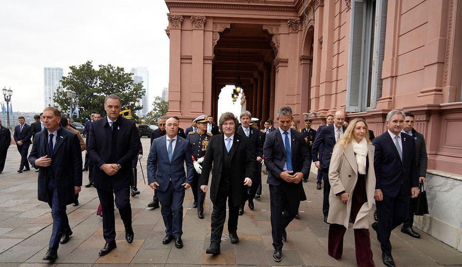 imagen de Sondeo de la UBA: 64% prefiere un cambio de gobierno y Kicillof supera a Milei en un balotaje hipotético