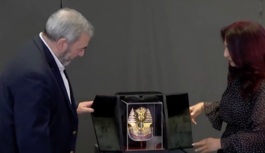 imagen de Embajada de Egipto donó al Museo de Historia del Arte una réplica de la máscara de Tutankamón