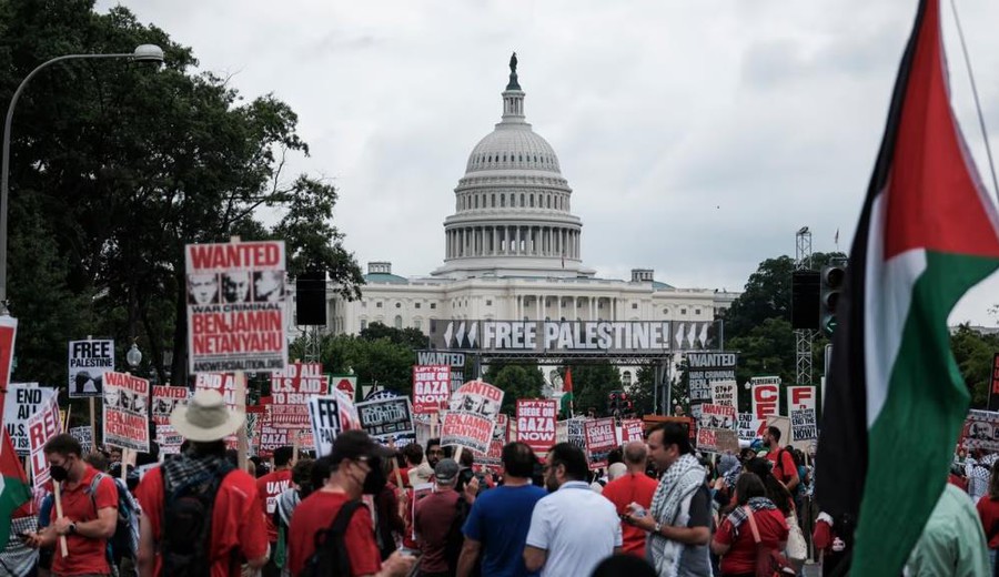 imagen de Manifestantes propalestinos reclamaron la detención de Netanyahu antes de su reunión con Trump