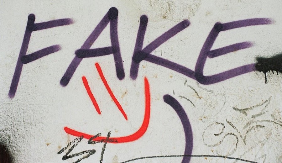 imagen de Hugging Face apenas frena los 'deepfakes' que desnudan a mujeres y menores, según una investigación