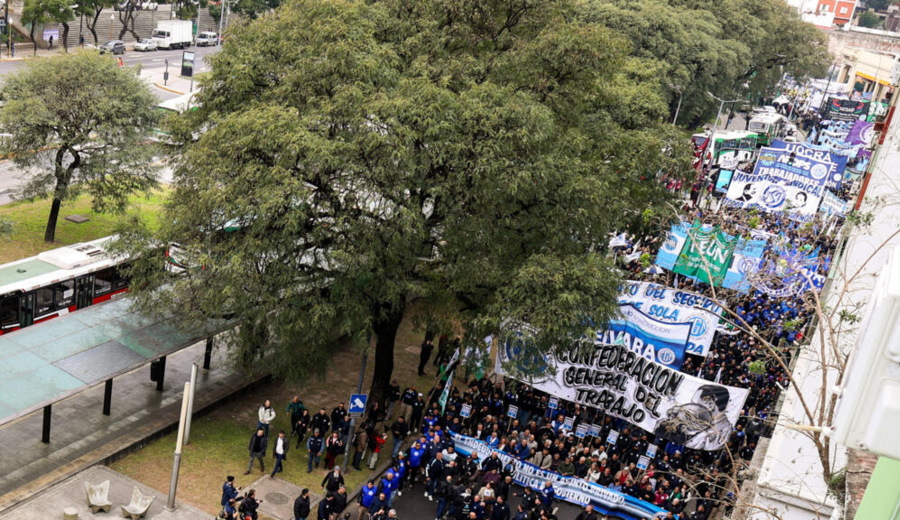 imagen de Empresarios y organizaciones sociales protestaron contra Milei por el cierre de empresas y el endeudamiento familiar