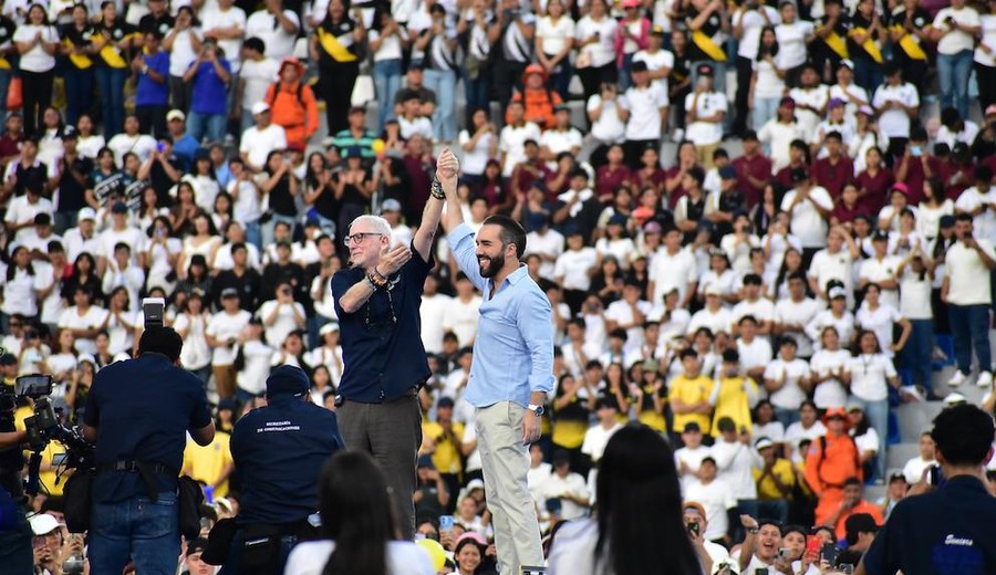 imagen de El presidente Bukele anuncia 50 mil becas para jóvenes y una inversión educativa superior al 8% del PIB