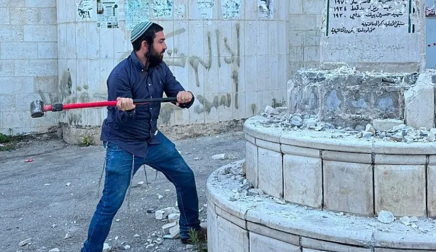 imagen de Diputado israelí destruyó a martillazos un memorial palestino durante una visita sin autorización para demolerlo