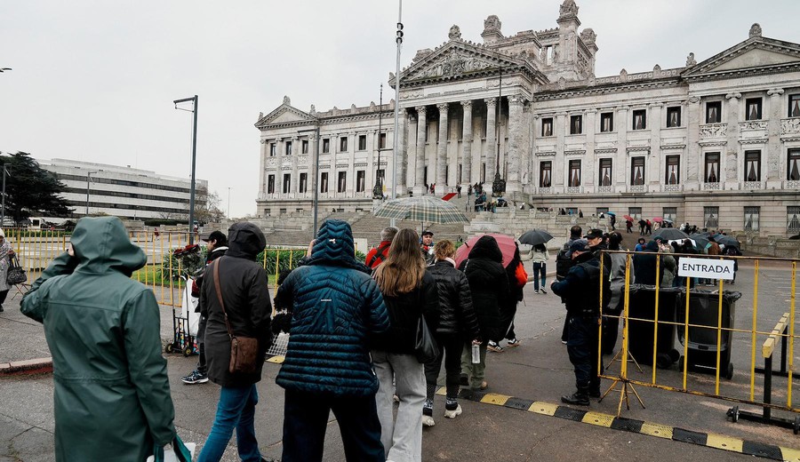 imagen de Miles despiden a Ruben Rada en el Palacio Legislativo