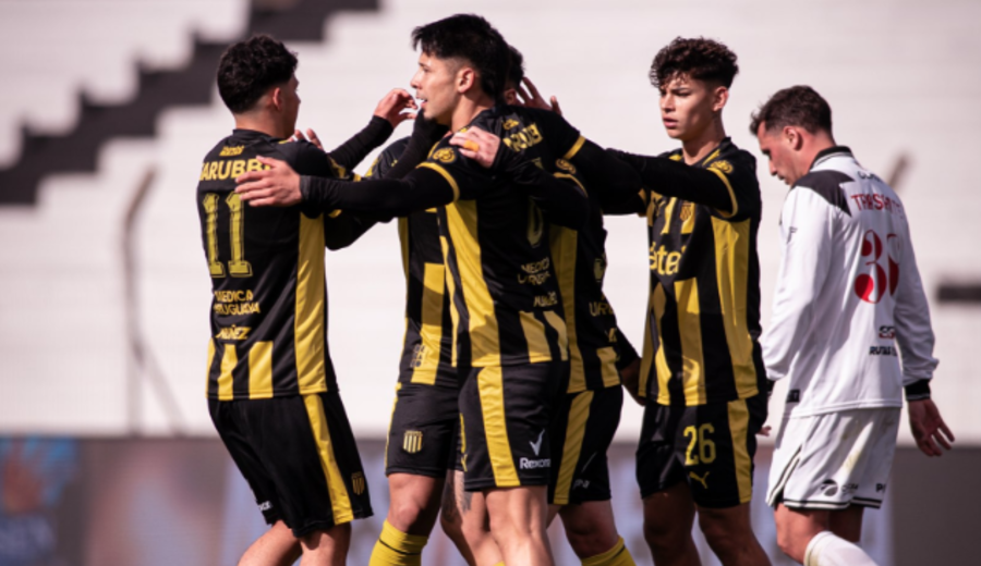 imagen de Peñarol goleó 4-0 en su visita a Danubio y lidera, por ahora, la Anual
