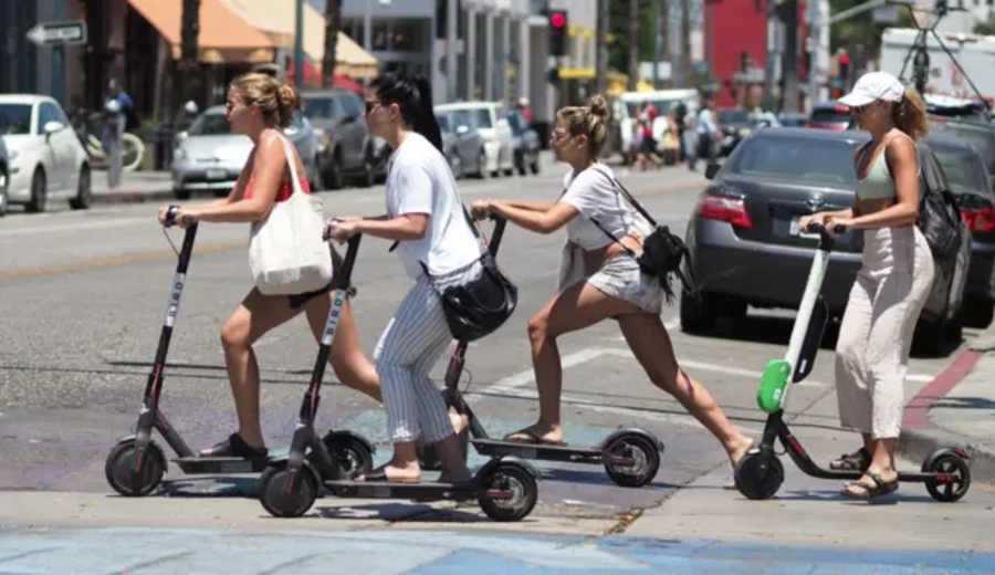 imagen de Intendentes acuerdan reglas comunes para monopatines eléctricos: casco, seguro y límite de 25 km/h