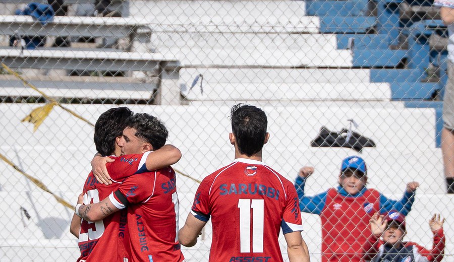 imagen de Nacional venció 2-0 a Cerro Largo y no le pierde pisada a los líderes del torneo y de la tabla Anual