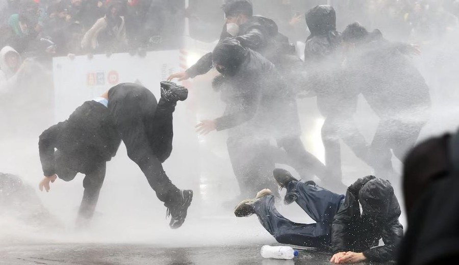 imagen de Disturbios en Bruselas: jóvenes y policías se enfrentan en la jornada de huelga nacional contra el ajuste