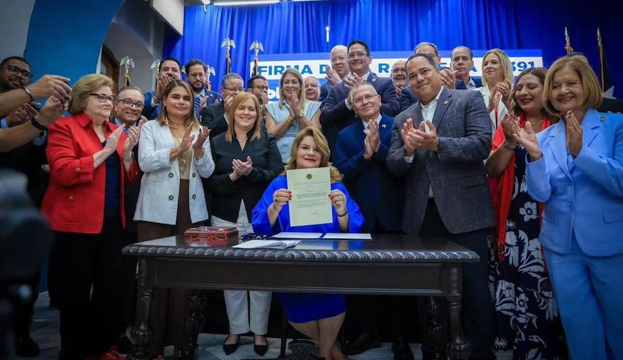 imagen de La gobernadora de Puerto Rico firma una petición para que EEUU admita a la isla como su estado 51