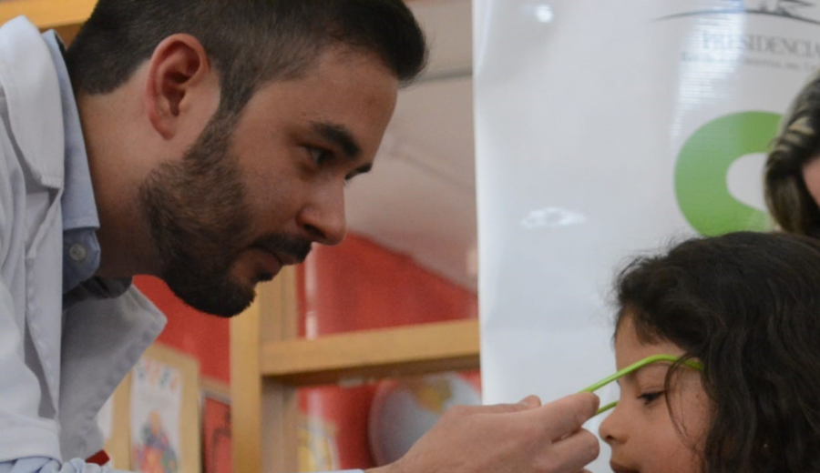 imagen de UTU y Fundación Braille acuerdan facilitar lentes a niños