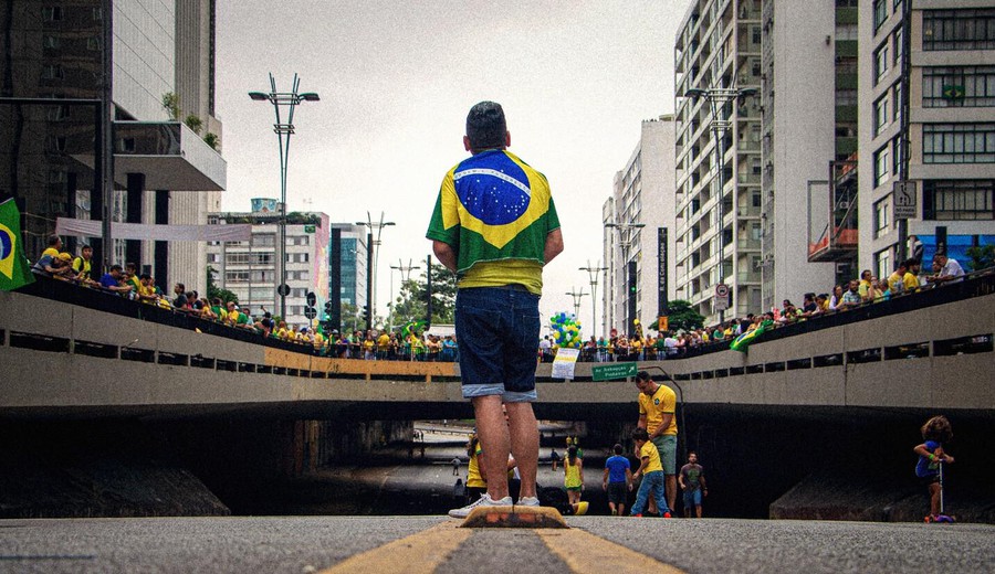 imagen de Valenti en el portal meer.com: "Brasil en la encrucijada del siglo"