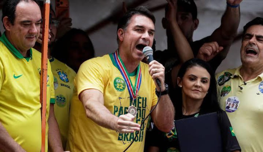imagen de Brasil: abren causa contra Flavio Bolsonaro y exigen explicaciones a Meta y X