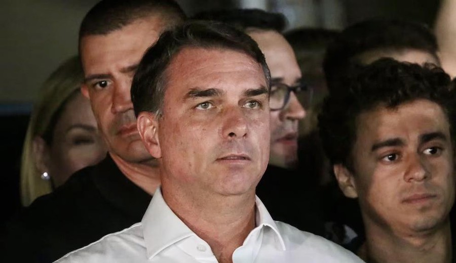 imagen de Flávio Bolsonaro no entregó su pasaporte dentro del plazo impuesto por la justicia: se desconoce su paradero